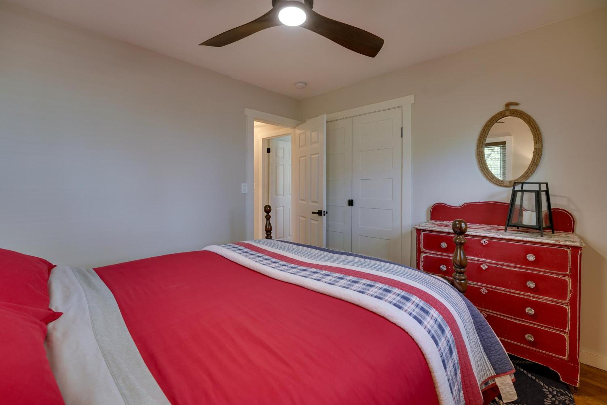 Walk To Michigan Getaway! Holiday home
